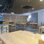 FOOD HALL - 店内はフードコートとあって広く開放感がある店内になって日本式の寿司屋のカウンターの様な席もありました。
      
      注文してベルを貰って出来上がりを待ちました。
      