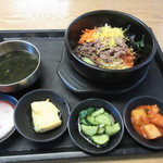 FOOD HALL - ベルが鳴ると注文した石焼ビビンバの出来上がりです。
            