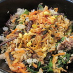 FOOD HALL - それでもコチジャンを加えて混ぜ混ぜしたら石焼ビビンバの出来上がり、飛行場での最後の食事を楽しみました。
            