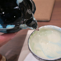 あなごと日本酒 なかむら - 八海山を注いでもらって