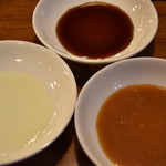 八宝苑 - タレ各種（上：醤油タレ、左：レモン、右：オリジナルの味噌だれ）
      