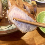 とんかつ ひやま - うっすらピンクの絶妙な揚げ具合