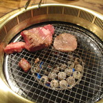 和牛焼肉 牛源 - 焼きの様子（少し寂しいｗ）