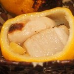 お料理 佐藤 - 柚子釜の中　先程の白子にタイラギ等どちらも焼かれています