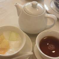 新橋亭 - 杏仁豆腐とサービスのお茶