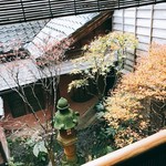 寒村庵 - 欄干から眺める雰囲気も坪庭にわびさびを残す風雅な雰囲気は素晴らしいの一言・・・古き良き日本の文化は今も息づいている。