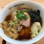 飯田商店 - わんたん入り醤油チャーシュー麺は