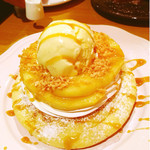 クラブシシリーカフェ - キャラメルアップルバニラパンケーキ。680円
      美味しいに決まってる♫