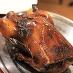 四川食府 - 料理写真:やきたてのまるごと１羽です！　Sizzling ♡
