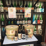 Moritaya Saketen - 樽酒(麒麟山、真澄)を量り売りで角打で飲む。いい杉の香りに悶絶。