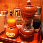 中華そば 勝本 - ―2016.12.10―
      卓上調味料各種