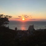 海のしょうげつ - 部屋から夕陽が沈むのを眺めます。