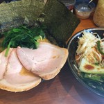 ラーメン 末廣家 - 中盛チャーシューメン+海苔+野菜畑 ¥900+80+クーポン