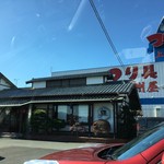 山科 - 外観　背後にはつり具の上州屋