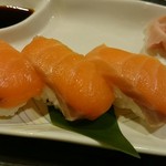 Tsubohachi - サーモンのにぎり寿司です。