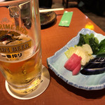 小樽横丁 - 生ビールと漬け物盛り合わせ