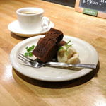 キツツキ - キャロブ（カカオの代用品）を使ったノンシュガーのケーキと、カフェインレスのインカ・コーヒー