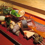 鈴なり - 鯖の棒寿司、京菊菜・シメジ・山エノキ、ばちこ、ミニ大根粒味噌、むかごからすみ和え、磯つぶ貝、菜の花・才巻海老・とろ湯葉、自家製からすみ