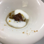 エイチシーハーバー バイ ルユイットサンク - ディナーコースのスープ。ゴボウのスープにフォアグラがゴロッと入っています