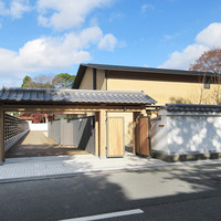 アコルドゥ - お店正面。駐車場ゲートも