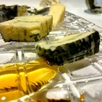 ウシマル - チーズ手前から、フレッシュブルーチーズ、熟成ブルーチーズ、熟成ミルク、フレッシュミルク