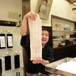 あなごと日本酒 なかむら - 肉厚で巨大な穴子を見せてくれました、とにかくでかい！