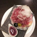 カフェ三菓亭 - 氷ぶどう 972円 上から