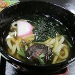 平山温泉　湯の蔵　お食事処わらじ - メインの山菜うどんです、カツオ出汁の美味しいうどんに仕上がってます、お風呂上がりに持って来いでした