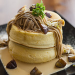 Cafe brunch TAMAGOYA - 和栗のモンブランパンケーキ 和三盆のソース（季節限定）