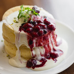 Cafe brunch TAMAGOYA - はちみつクリームチーズとミックスベリーのパンケーキ