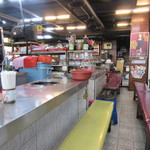 대광양곱창 춘화7호 - お店と言っても此処の営業体型は日本とちょっと違い、同じお店の中に１番から７番までカウンター別にホルモン焼きのお店が別々に営業されてます。
      