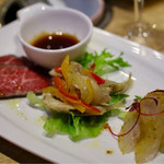 波へい - 前菜、天然ヒラメのカラスミ和え、ワカサギ南蛮漬、和牛のタタキ