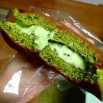 おりじなる大福 御菓子処 養老軒 - ミルクまっちゃのどら焼きの断面です