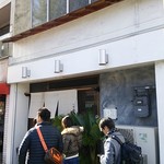 山崎麺二郎 - 退店時もお店の外で待ち客あり～( *ﾉｪﾟ)b 