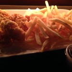 ビルボードライブ東京 - カジュアルエリアのフライドチキン＆ポテト