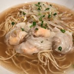 麺処はるにれ - 2016年11月 えび出汁らーめん とてもおいしい。海老の出汁がすごい。また、わんたんもよい。