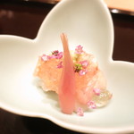 北海道産ホタテ貝と赤貝　鯛の頭の煮凝り掛け