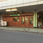 ペーシェ - 店の外観　※駅の高架下