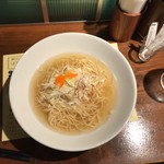 麺処はるにれ - 2016年11月 かに出汁ラーメン 低下水の細麺によく合う出汁です。