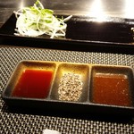 銀座のステーキ - 左からトマトベース、塩コショウ、オニオンベースのソース