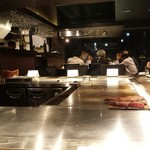 銀座のステーキ - 手前が横のお客様の肉
            向こう側左にあるのが常温におかれた肉