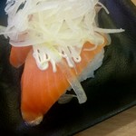 かっぱ寿司 - オニオンサーモン￥108