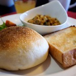 天然酵母のパン オオナミ - ロールパンと角食で朝食