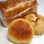 天然酵母のパン オオナミ - 購入三点＝ロールパン、リュスティック、角食