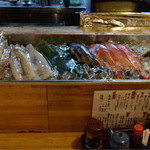 炉ばた焼　しばらく - 新鮮な魚が並んでいます。