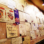 Akasaka Kankoku Ryouriyakiniku Hyombu Shokudou - 赤坂ー韓国料理屋のヒョンブ食堂に来店された芸能人のサインが壁一面に貼られていて圧巻です。あなたの好きな芸能人に会えるかもしれません。