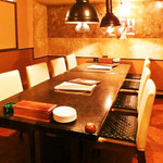 Akasaka Kankoku Ryouriyakiniku Hyombu Shokudou - 落ち着いた個室は、プライベートな食事やちょっとした宴会に最適。 8名様までご利用いただけるVIPの個室です。