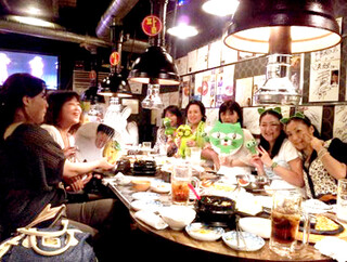 Akasaka Kankoku Ryouriyakiniku Hyombu Shokudou - 多くの有名な芸能人が来店される赤坂ー韓国料理屋のヒョンブ食堂は、芸能人のファンクラブの会合の場として有名です。
                        スターの誕生日をお祝いしたり、ライブ打ち上げ場所で利用されていますので、芸能人に会えるかもしれません。