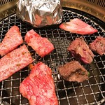 焼肉 スタミナ苑 - 2016 12 　お肉を焼いているところ