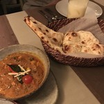 インド料理 想いの木 - 【2016年12月来訪時】ガーリックナンとマッシュルームクイットゥカリー